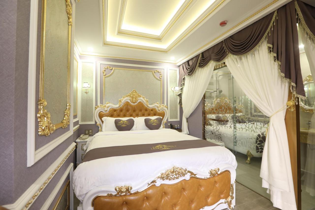 Rosa Khách sạn tình yêu
