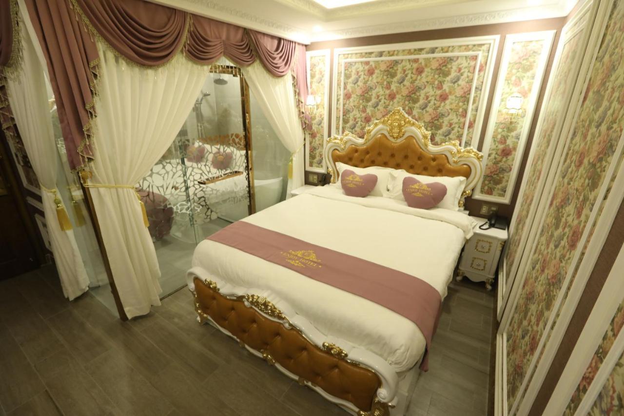 Khách sạn tình yêu Rosa *