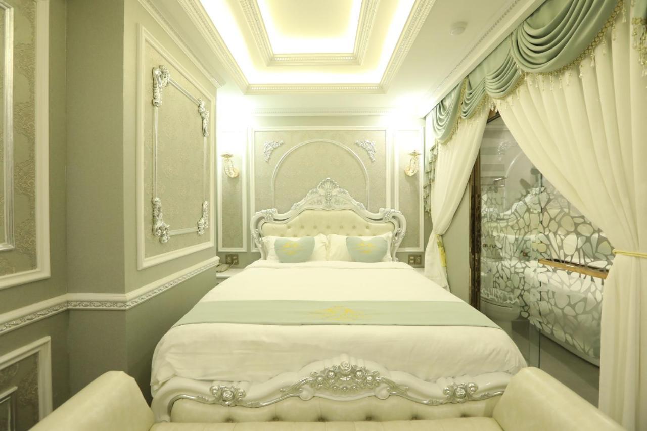 Rosa Khách sạn tình yêu *