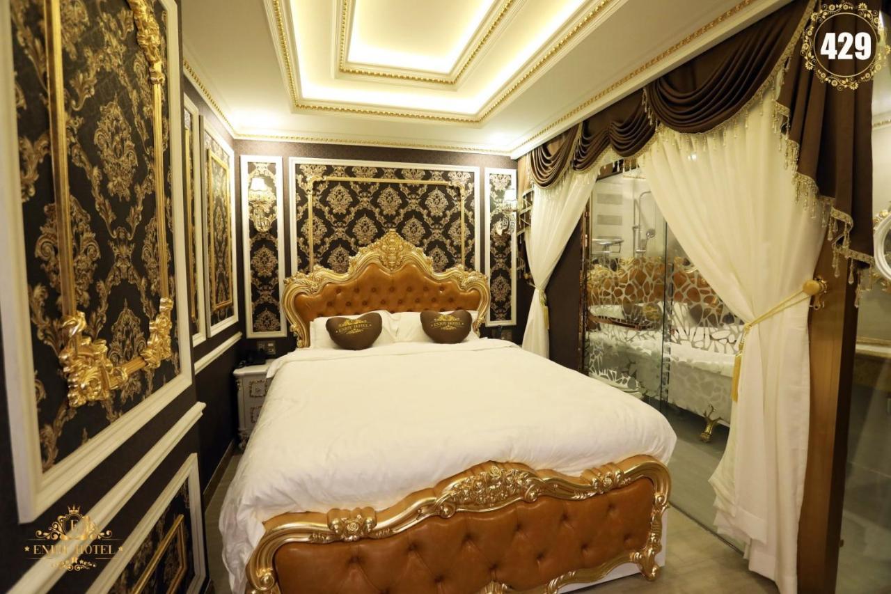 Khách sạn tình yêu Rosa