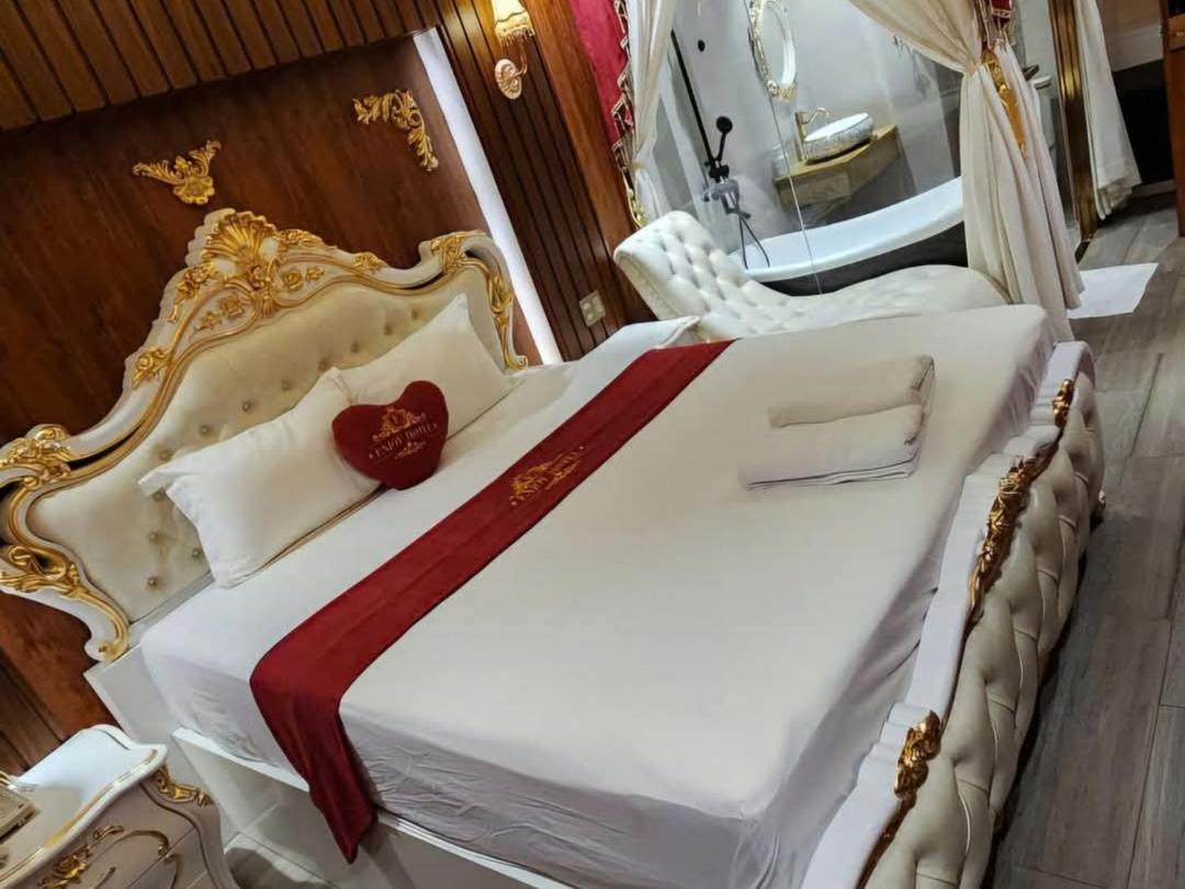 Rosa Khách sạn tình yêu *